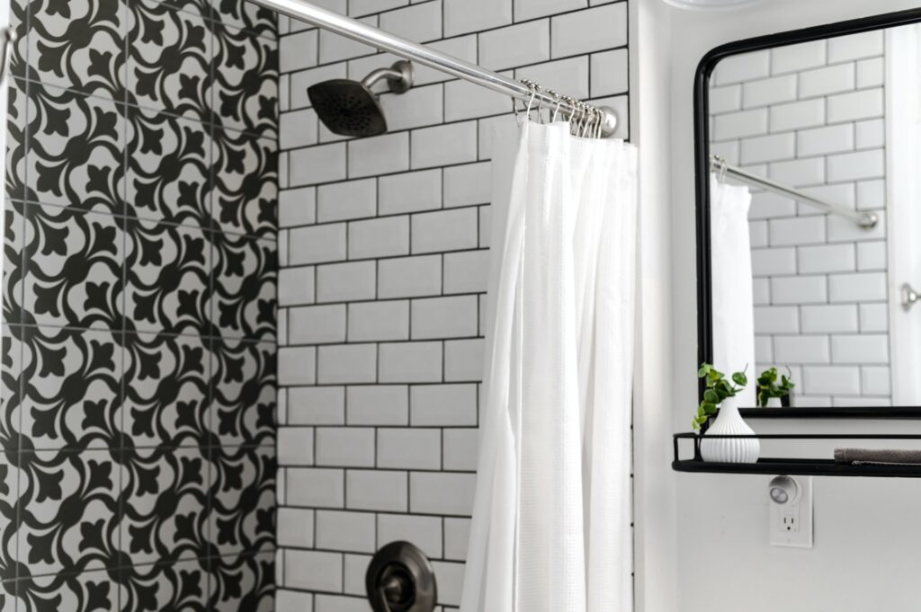Czarno-biała mozaika łączona z mocnymi kolorami we wnętrzu – idealny zestaw do intrygujących wnętrz